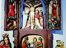  Kapliczka ze skansenu w Sierpcu (fragment kolekcji rzeźby ludowej) przedstawia m.in. sceny: „Chrystus w Ogrójcu”, „Ukrzyżowanie” i „Zmartwychwstanie”