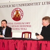  Krzysztof Ziemiec i ks. dr Mariusz Kozłowski w przyjacielskiej rozmowie