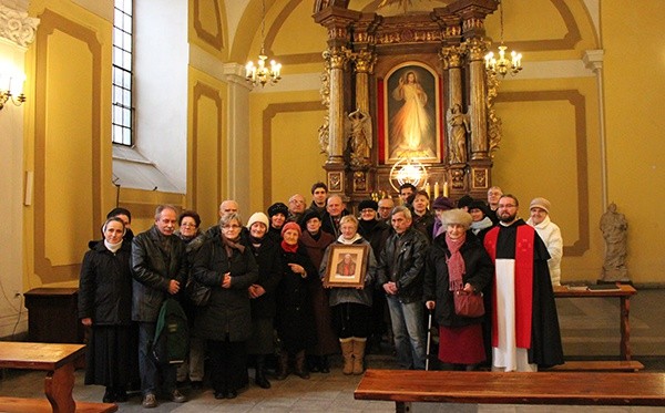  Część uczestników nowenny odprawianej u dominikanów ustawiła się na koniec do pamiątkowego zdjęcia 