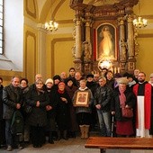  Część uczestników nowenny odprawianej u dominikanów ustawiła się na koniec do pamiątkowego zdjęcia 