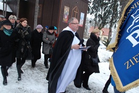 Po Mszy św. uczestnicy udali się do Płockiego Parku Pamięci na krótką modlitwę