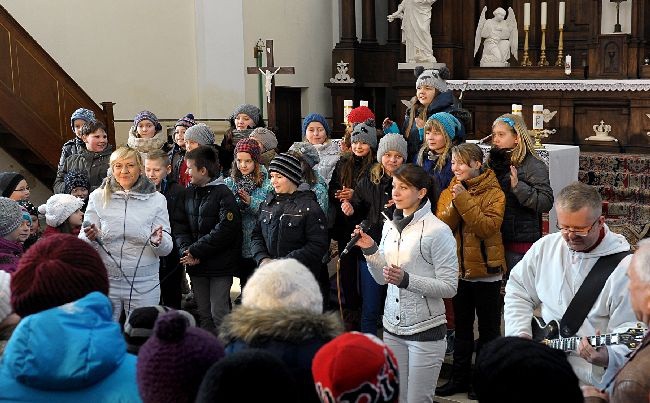 Zespół "Testimonium" z Rybnika modlił się i śpiewał z najmłodszymi z parafii bł. Jana Pawła II w Pułtusku