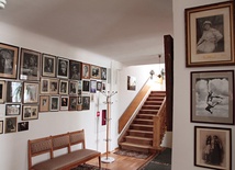 W korytarzach domu portrety słynnych mieszkańców. Przez ostatnich 10 lat życia mieszkała tu Irena Kwiatkowska