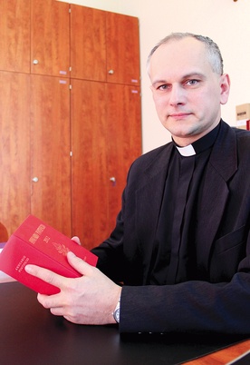  – Dane wysyłamy do Watykanu. Część z nich publikowana jest później w „Annuario pontificio” – mówi ks. kanclerz A. Nita