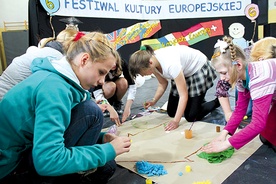 Uczniowie z ZSS nr 39 w Zabrzu przygotowują plakat o szkole swoich marzeń