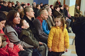 Rodziny, młodzież i dzieci wszyscy razem