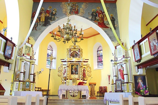 Prezbiterium kościoła w Sarnowie  