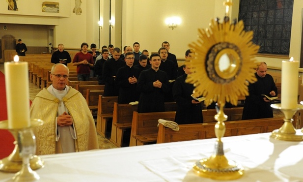 Modlitwa dziękczynna za wybór papieża w kaplicy Wyższego Seminarium Duchownego w Radomiu