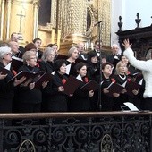 Chórzyści podczas Mszy świetej w kościele Świętego Krzyża 