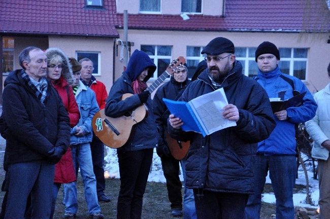 Bezdomni na krzyżowej drodze 