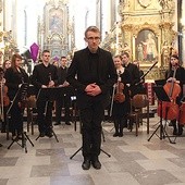 Młodzieżowa Orkiestra Symfoniczna „Sonus” i jej dyrygent Michał Janocha