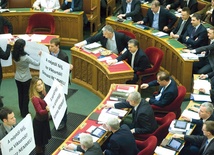 Spór o poprawki do Konstytucji toczył się w parlamencie do głosowania