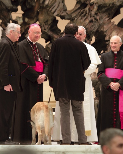 Alessandro Forlani,  niewidomy włoski dziennikarz, mógł podejść na krótką  rozmowę z papieżem ze swoim psem przewodnikiem