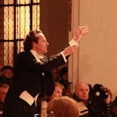Zespołem dyrygował I dyrygent gościnny Polskiej Filharmonii Bałtyckiej – Massimiliano Caldi