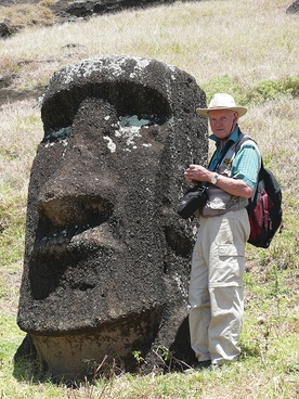 Prof. Zdzisław Ryn na Wyspie Wielkanocnej przy posągu moai... 