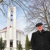 Ks. Marek Wójtowicz przed kościołem