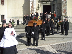 Kilkaset osób odprowadziło trumnę z ciałem poety z kościoła benedyktynów na cmentarz tyniecki