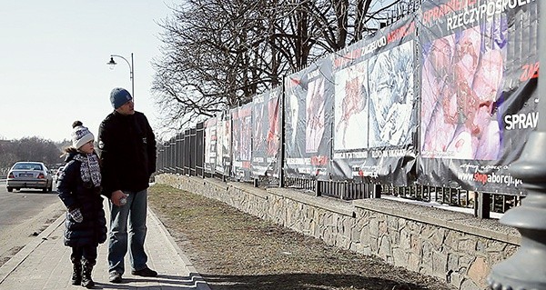 W Sochaczewie przez dwa tygodnie przy kościele były prezentowane zdjęcia obrazujące straszliwe skutki aborcji