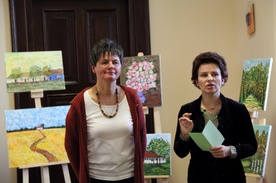 Anna Szcześniak (po lewo) i Renata Frączek, dyrektor biblioteki, na otwarciu wystawy prac malarki
