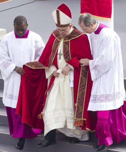 Czemu papież nie nosi czerwonych butów?