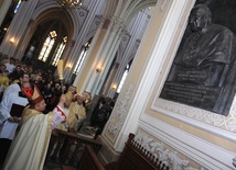 Tablica z popiersiem pierwszego ordynariusza radomskiego jest darem duchowieństwa i wiernych