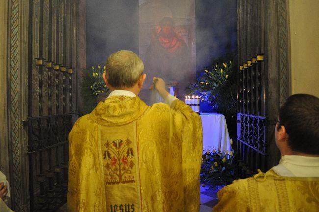 Bp Piotr okadza Najświętszy Sakrament w ołtarzu wystawienia w kaplicy Sierpskich