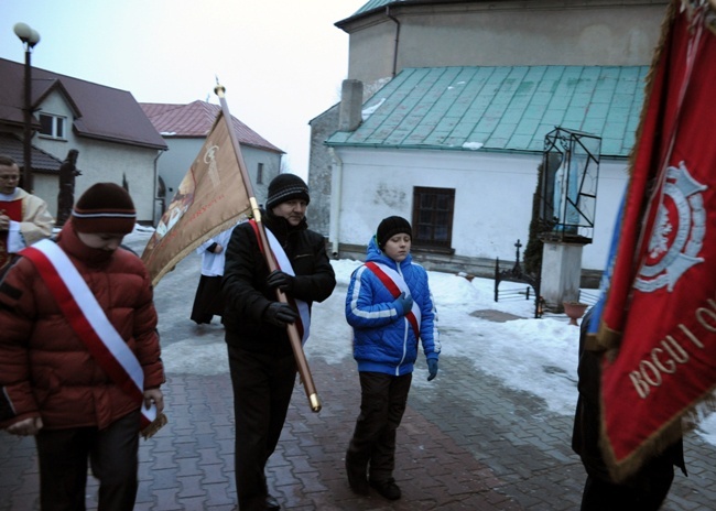 Żywy folklor na Rezurekcji w opoczyńskiej kolegiacie