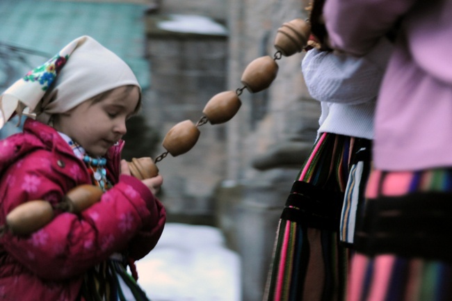 Żywy folklor na Rezurekcji w opoczyńskiej kolegiacie