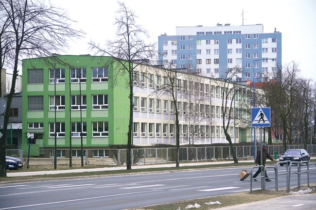  Drugie LO swoje edukacyjne narodziny miało w roku szkolnym 1997/98. Dziś w szkole uczy się młodzież z terenu całego Dolnego Śląska