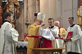  Bp Andrzej Czaja przygotowuje Krzyżmo święte. Po liturgii poświęcone oleje trafiły  do wszystkich parafii w diecezji