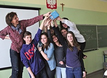 Gimnazjaliści z bielskiej Jedynki i ich katechetka Wioletta Łakomiec, która zaprosiła uczniów na kurs dla młodzieży DSNE