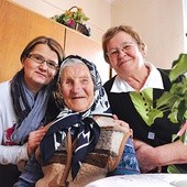 Pani Józefa Pierzchalska to bardzo pogodna osoba. Chociaż dziś mieszka sama, codziennie odwiedzają ją córka Franciszka lub wnuczka Beata