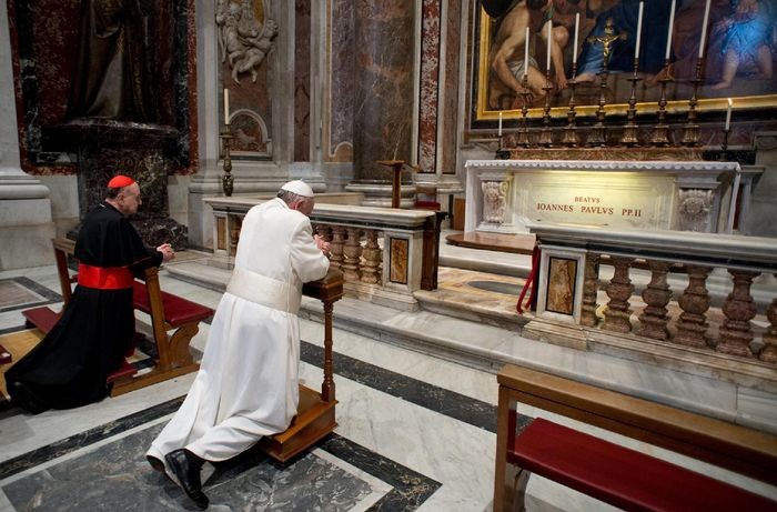 Franciszek modlił się przed grobem Jana Pawła