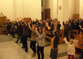 Uczestnicy spotkania uwielbiali Boga modlitwą i śpiewem