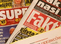 Sprzedaż polskich dzienników leci w dół