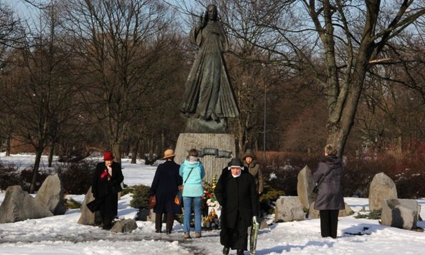 Pierwsza Msza św. przy posągu, połączona z jego poświęceniem, odbyła się w 2001 r.