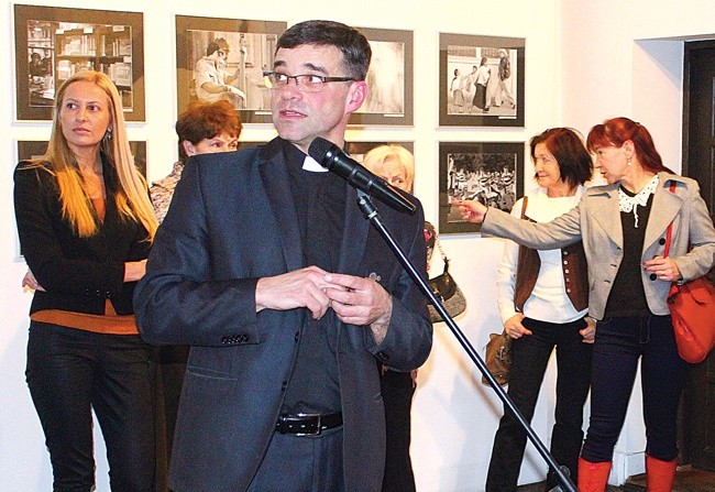  Ksiądz Jerzy Babiak osobiście otworzył wystawę 4 kwietnia