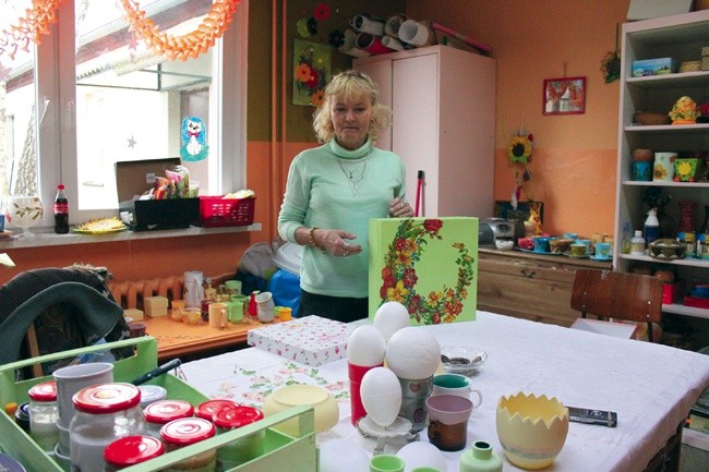 Pani Dorota w pracowni plastycznej spędza długie godziny 