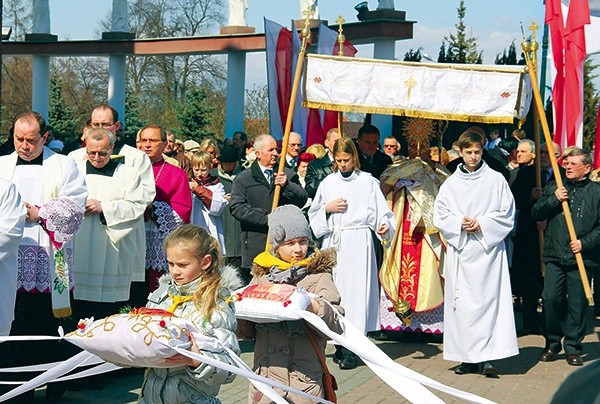   Uroczystościom przewodniczył bp Stefan Regmunt, a Mszę św. koncelebrowali również bp Paweł Socha i ks. prał. Sylwester Zawadzki 