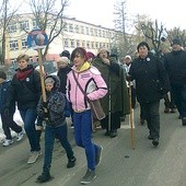 Uczestnicy marszu nie wystraszyli się zimowej aury