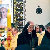 Na uroczystość tłumnie przyjechali duchowni, przedstawiciele władz dzielnicy, państwowych, dyplomaci oraz mieszkańcy stolicy. Wiele osób nie zmieściło się w świątyni