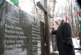 Dr Imre Molnar z ambasady węgierskiej 4 kwietnia w Murckach przed nową tablicą z nazwiskami zamordowanych tu Węgrów