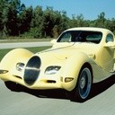 Rinspeed Yello Talbo. Auto z przeszłości Jakoś… staro wygląda ten wóz. Bo Yello Talbo to nowa wersja wspaniałego samochodu z 1938 roku o nazwie Talbot-Lago 150 SS. Wygląda podobnie, na pierwszy rzut oka. Tyle że pojazd z 1996 r. kryje pod maską 320 koni i rozpędza się do 250 km/h. A teraz możliwości przedwojennej wersji – 140 koni i 170 km/h. Też nieźle, ale czuje się różnicę. Nazwa i kolor pochodzą od grupy muzycznej Yello, która karierę zaczynała w tym samym roku, co firma Rinspeed.