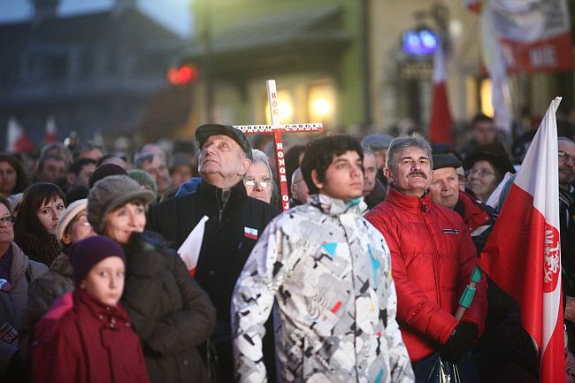 Rocznica smoleńska: w drodze pod pałac