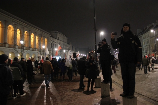 Smoleńska rocznica: pochód tysiąca flag