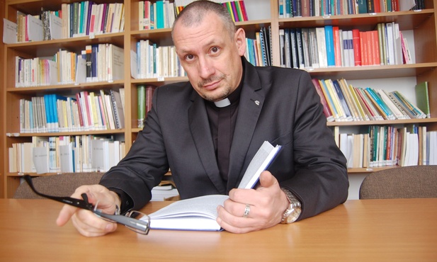 Ks. Piotr Kieniewicz  jest teologiem moralistą, pracownikiem Instytutu Teologii Moralnej na Wydziale Teologii KUL. Specjalizuje się w zagadnieniach bioetycznych. Jest członkiem zgromadzenia księży marianów, ma 47 lat.
