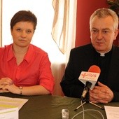 Kamila Kapciak i prezes stowarzyszenia ks. Andrzej Tuszyński zachęcają do udziału w seminarium