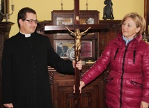 Ks. Mikołaj Szczygieł i Irena Papla z krzyżem pielgrzymkowym poświęconym przez bpa Tadeusza Rakoczego