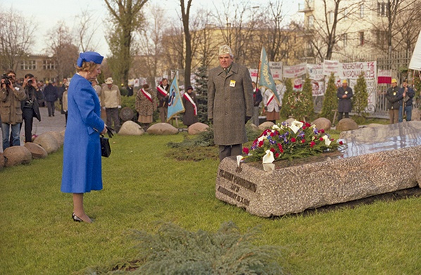 Margaret Thatcher przy grobie ks. Jerzego Popiełuszki podczas wizyty w Polsce w 1988 r.