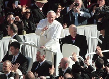 Papież Franciszek pozdrawia pielgrzymów zebranych na placu św. Piotra w dniu rozpoczęcia pontyfikatu